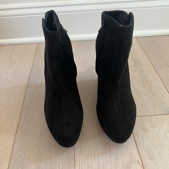 Black Wedged Booties Size 7.5 US - Picture 1 of 4